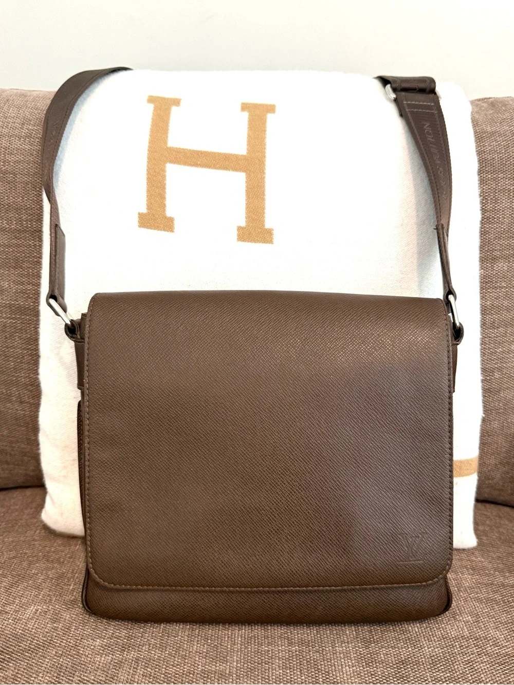 Authentic Louis Vuitton Roman Messenger bag M32852 brown taiga leather LV